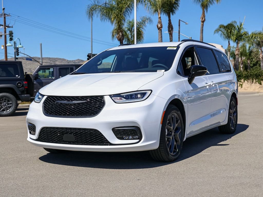 New 2026 Chrysler Pacifica Select w/ S Appearance Package FWD image 8