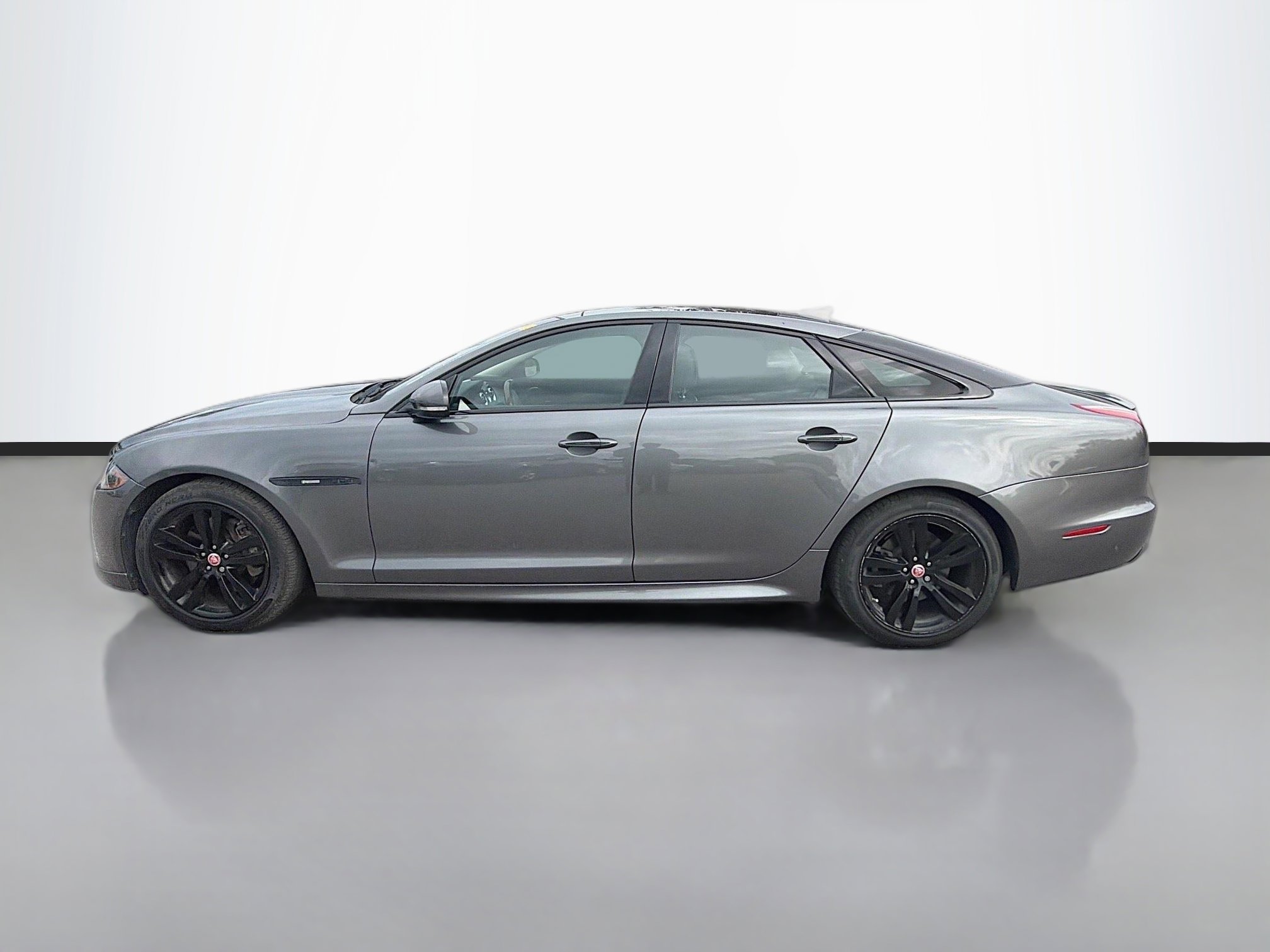 Used 2019 Jaguar XJ R-Sport image 2