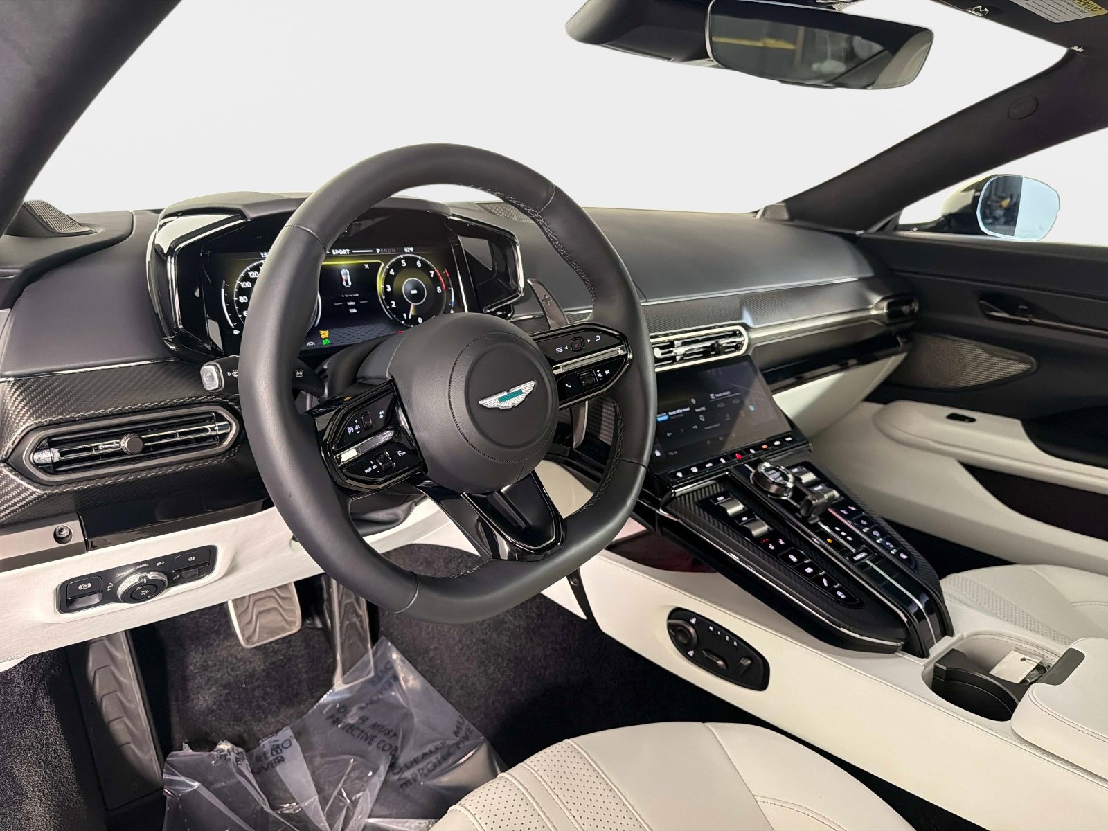 Used 2025 Aston Martin V8 Vantage Coupe RWD image 33