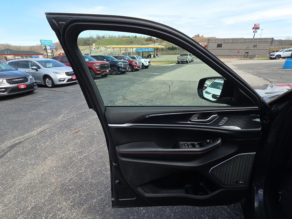 Used 2022 Jeep Grand Cherokee Trailhawk image 12