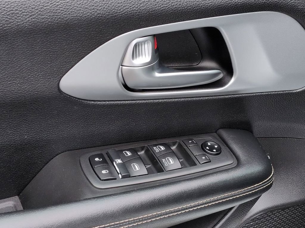 Used 2021 Chrysler Pacifica Touring w/ S Appearance Package FWD image 10