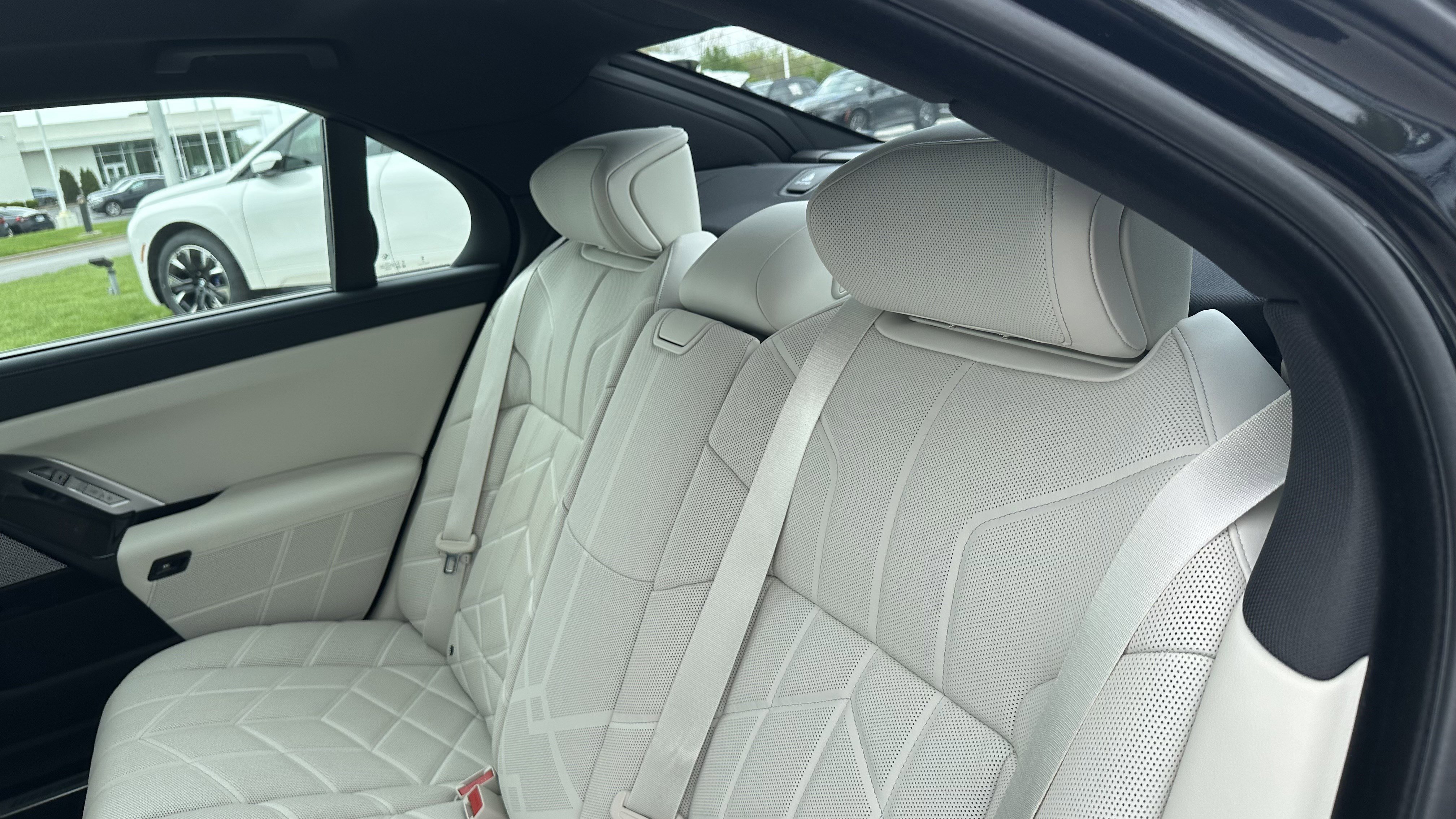 Certified 2025 BMW i7 xDrive60 w/ Premium Package AWD/4WD image 32