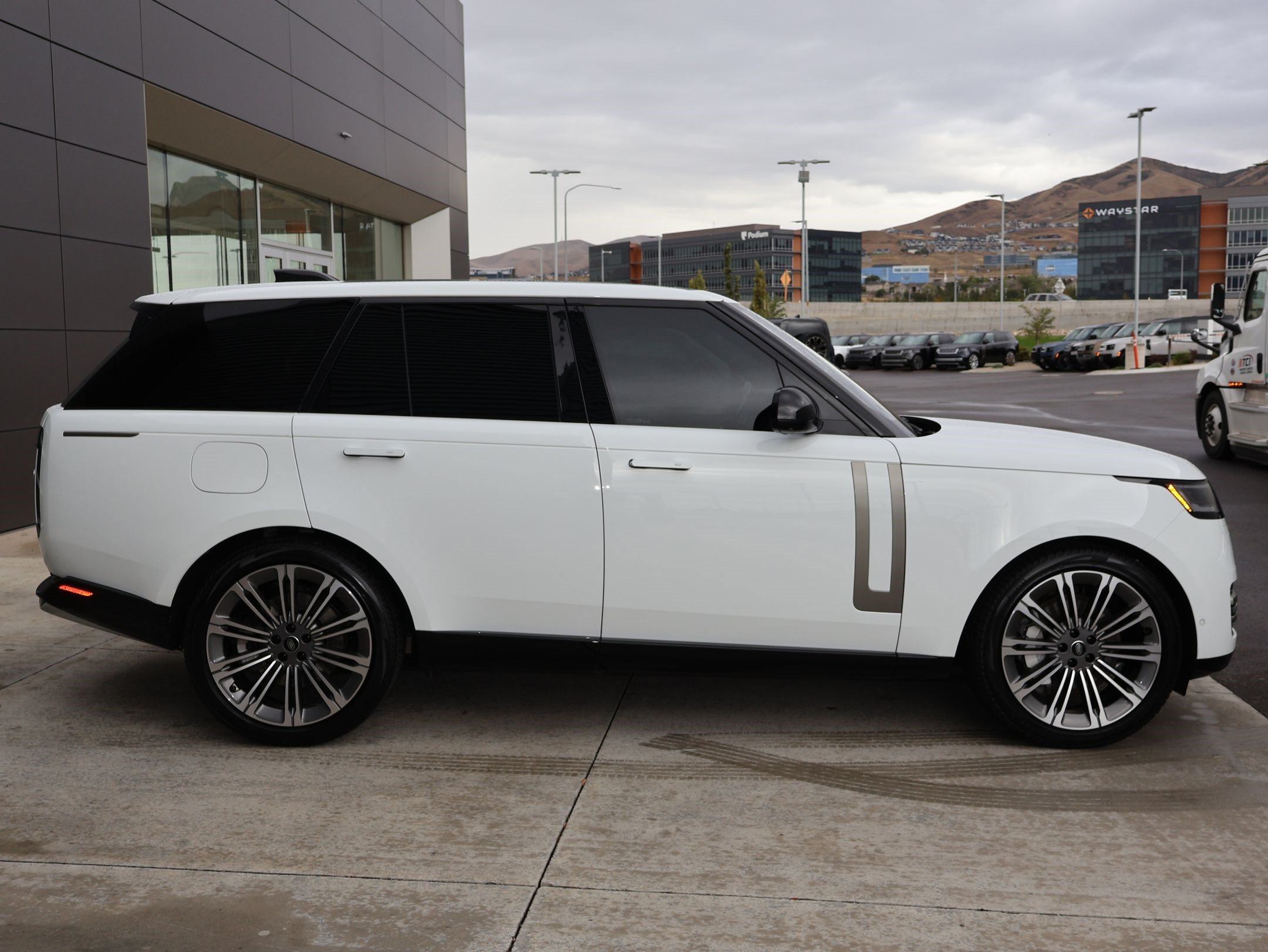 Certified 2023 Land Rover Range Rover SE AWD/4WD image 5