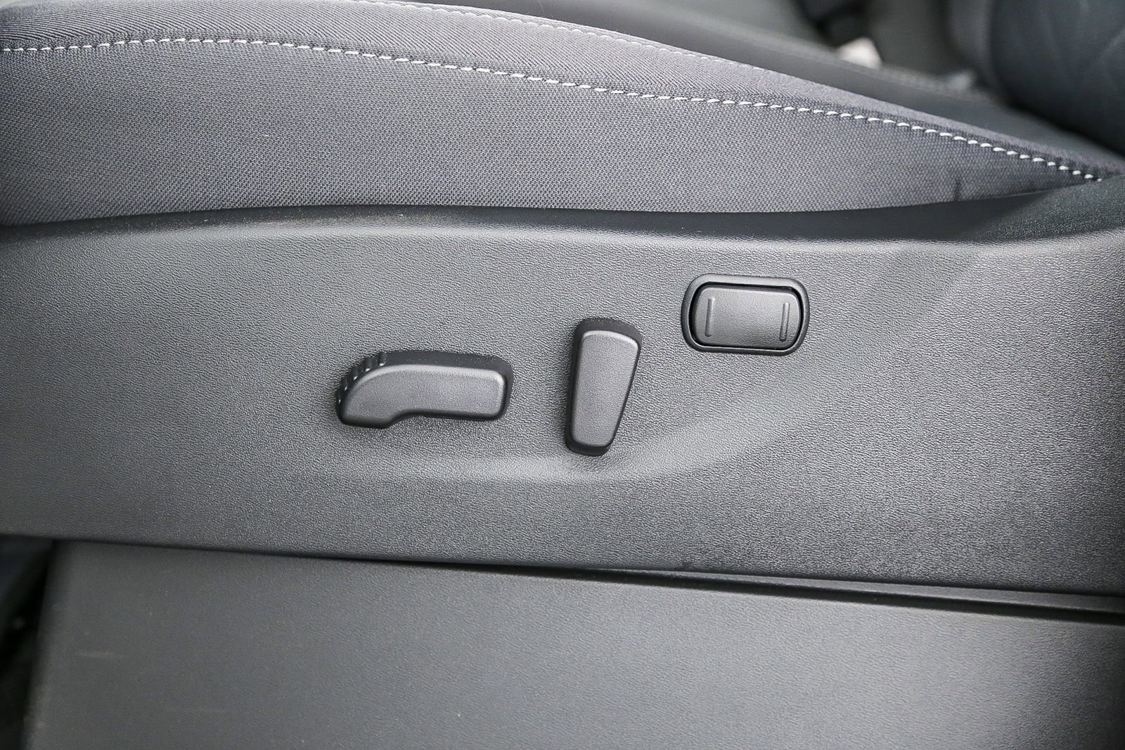 Certified 2025 Nissan Frontier SV image 23