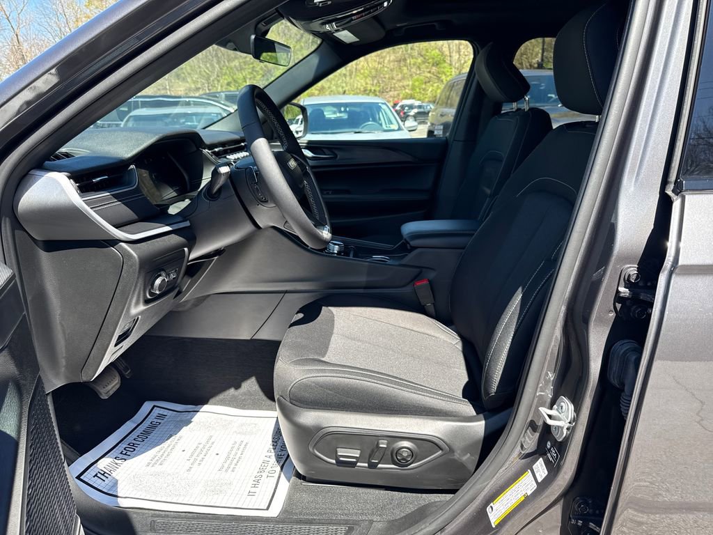 Certified 2025 Jeep Grand Cherokee L Laredo w/ Luxury Tech Group I AWD/4WD image 11