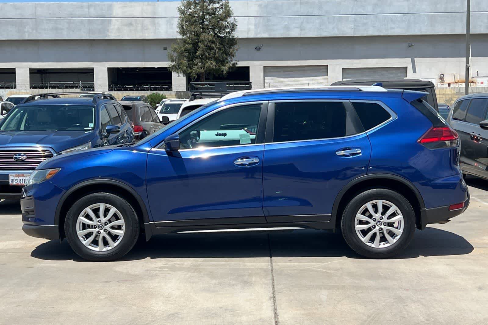 Used 2017 Nissan Rogue SV FWD image 6
