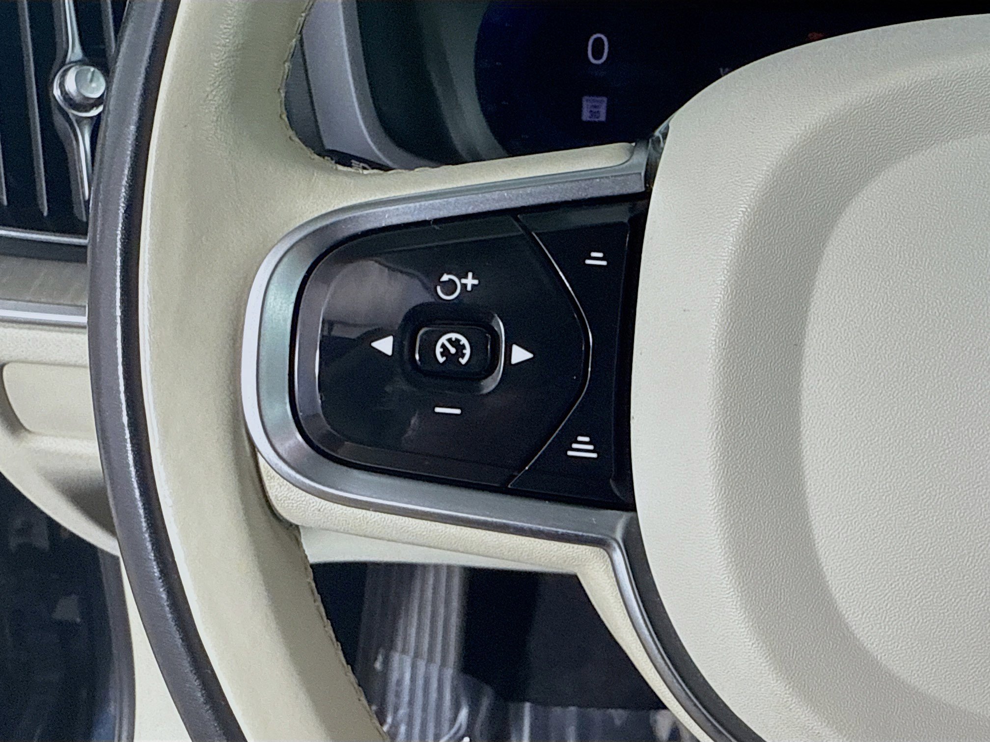 Used 2023 Volvo S60 T8 Plus image 14