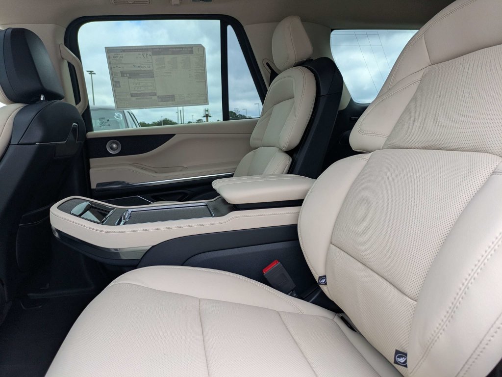 New 2027 Lincoln Navigator Reserve AWD/4WD image 17