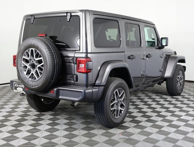 Used 2025 Jeep Wrangler Sahara image 5