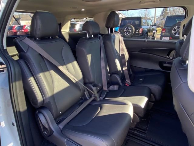 Used 2025 Kia Carnival SX w/ SX Dark Edition Package image 22