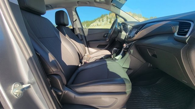Used 2020 Chevrolet Trax LT w/ Sun & Sound Package image 35
