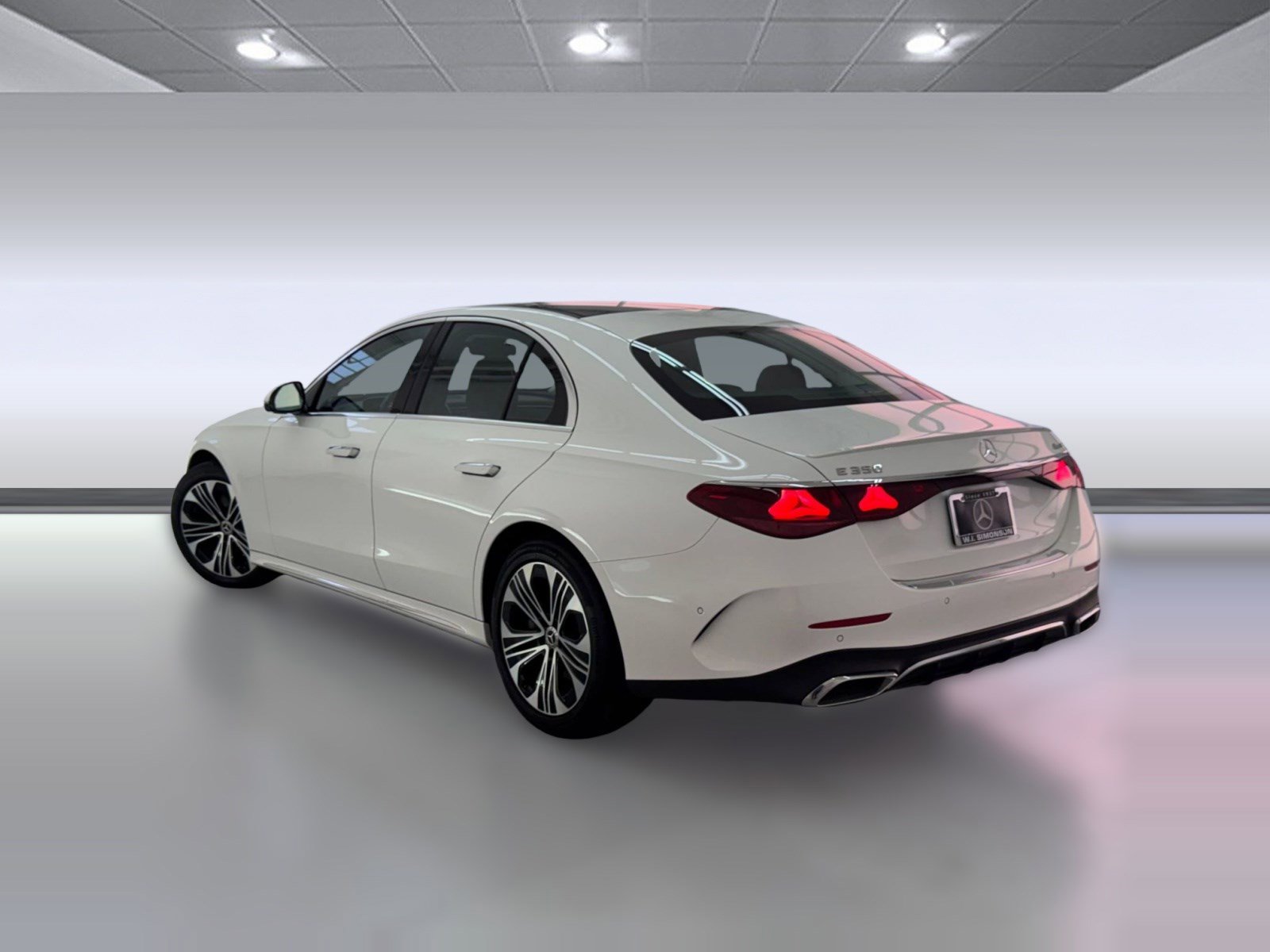 Used 2024 Mercedes-Benz E 350 4MATIC Sedan image 3