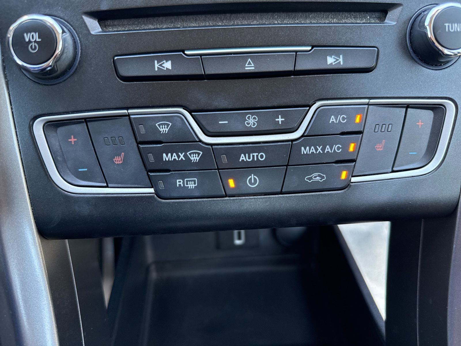 Used 2018 Ford Fusion SE w/ Fusion SE Technology Package FWD image 12