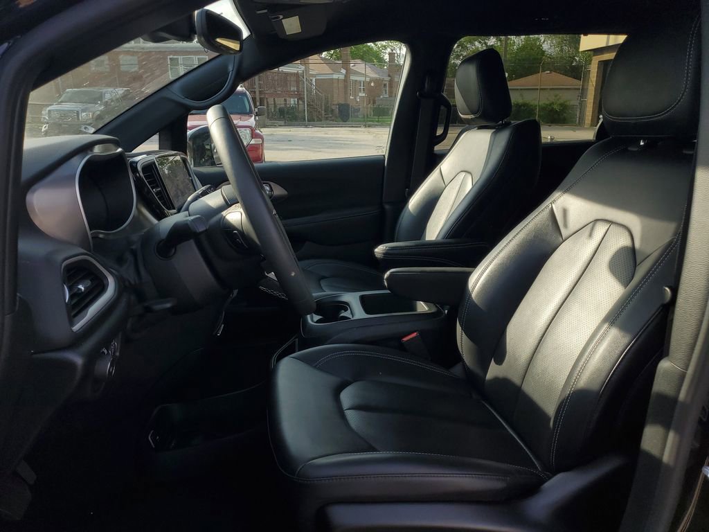 Used 2025 Chrysler Pacifica Select FWD image 18