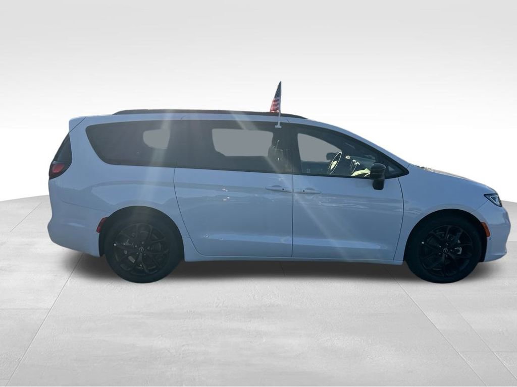 New 2026 Chrysler Pacifica Select w/ S Appearance Package image 8