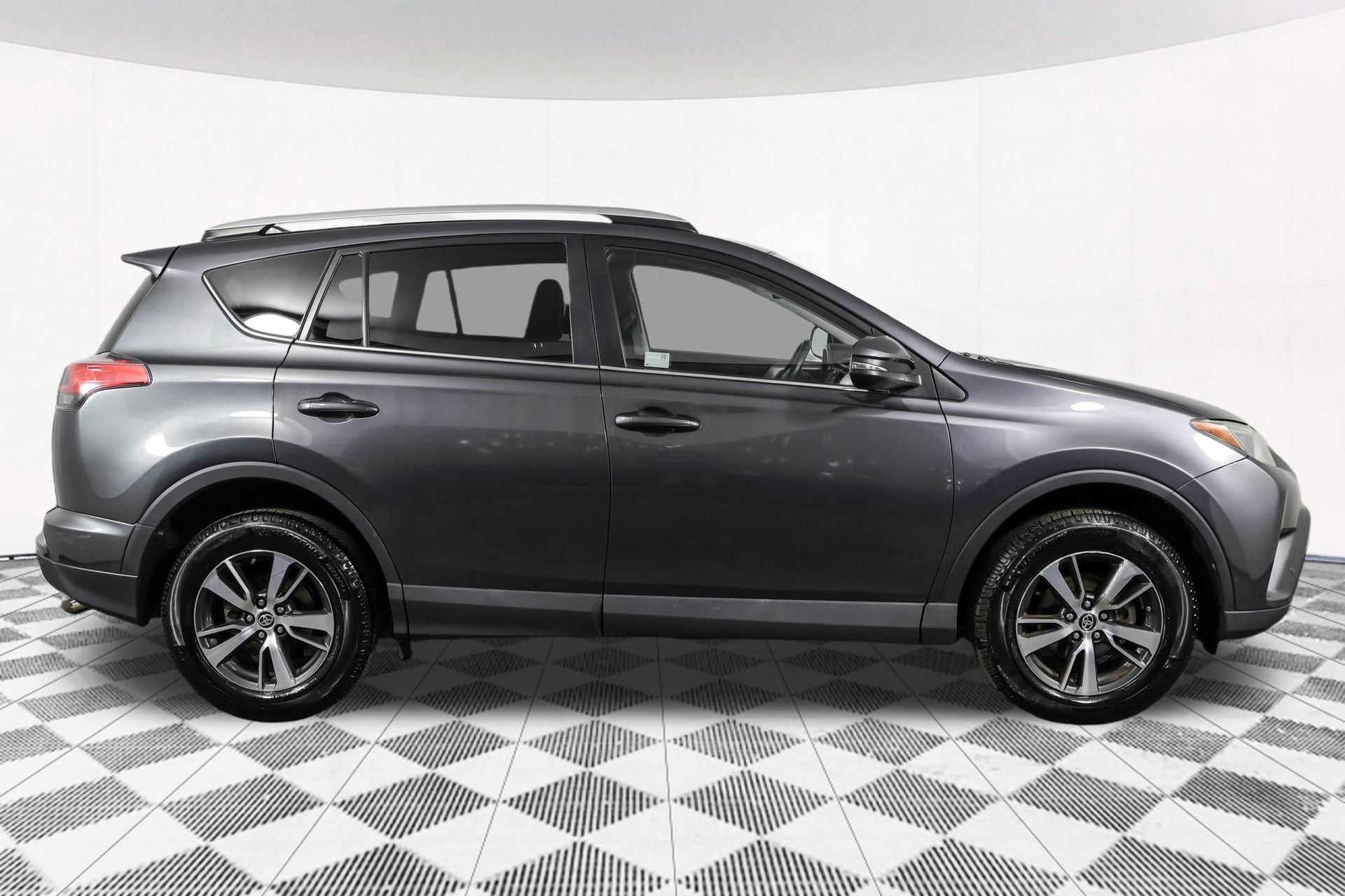 Used 2016 Toyota RAV4 XLE w/ Convenience Package AWD/4WD image 14
