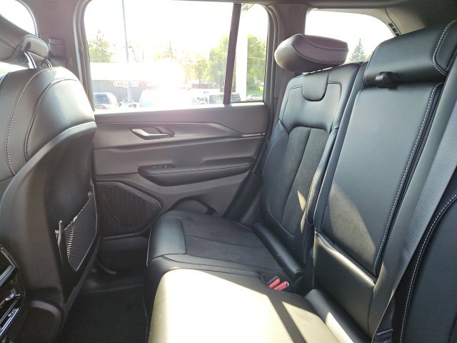 New 2025 Jeep Grand Cherokee Altitude image 17