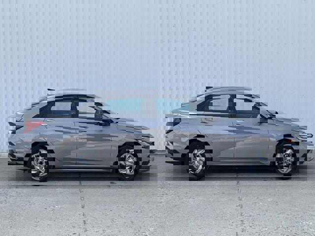 Used 2025 Hyundai Elantra SE image 2