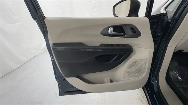 Used 2023 Chrysler Pacifica Touring-L image 21