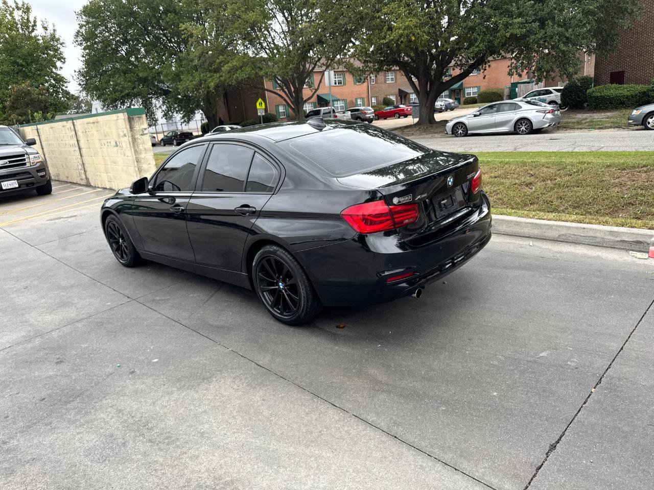 Used 2017 BMW 320i xDrive Sedan AWD/4WD image 8