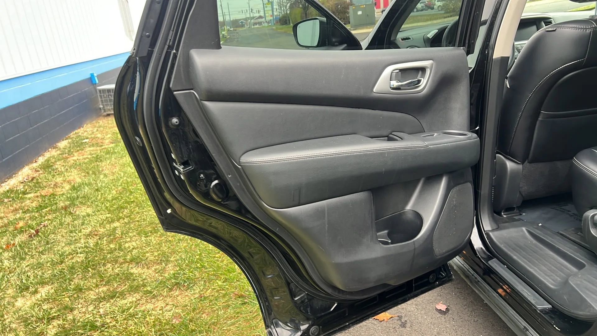 Used 2018 Nissan Pathfinder SL w/ Cargo Package image 11