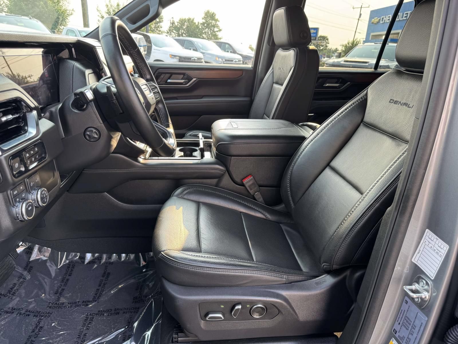 Used 2025 GMC Yukon Denali AWD/4WD image 23