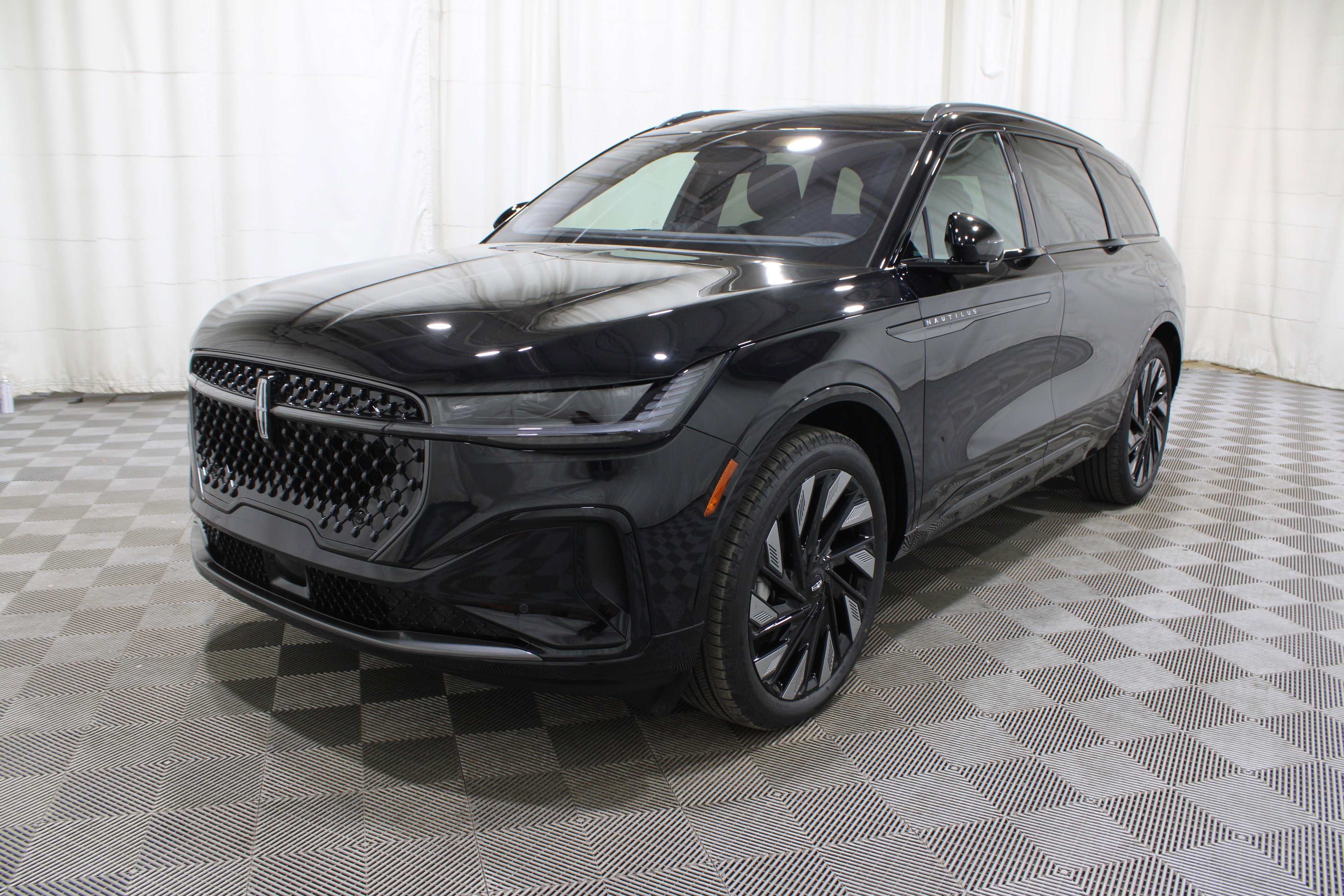 Used 2025 Lincoln Nautilus Reserve w/ Jet Appearance Package AWD/4WD image 28