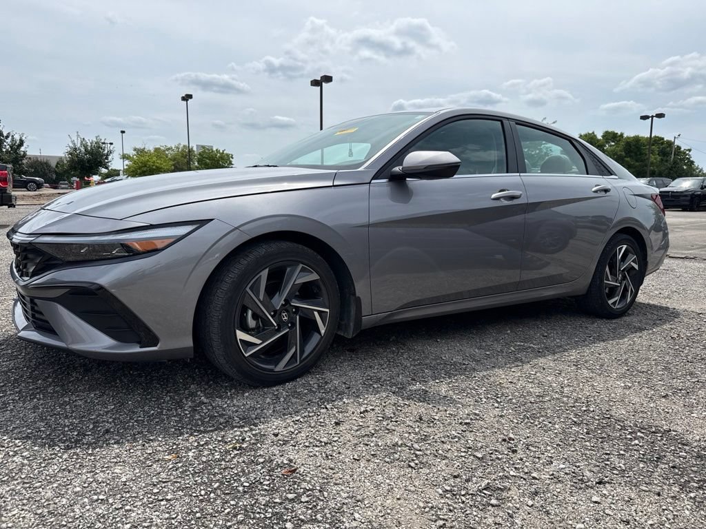 Used 2025 Hyundai Elantra Limited FWD image 5