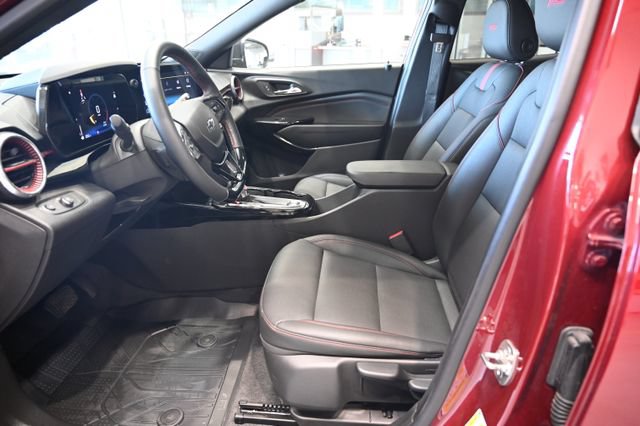 Used 2025 Chevrolet Trax RS w/ Sunroof Package FWD image 9