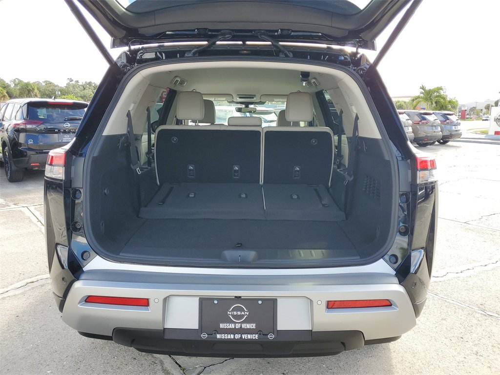 New 2025 Nissan Pathfinder SL image 3