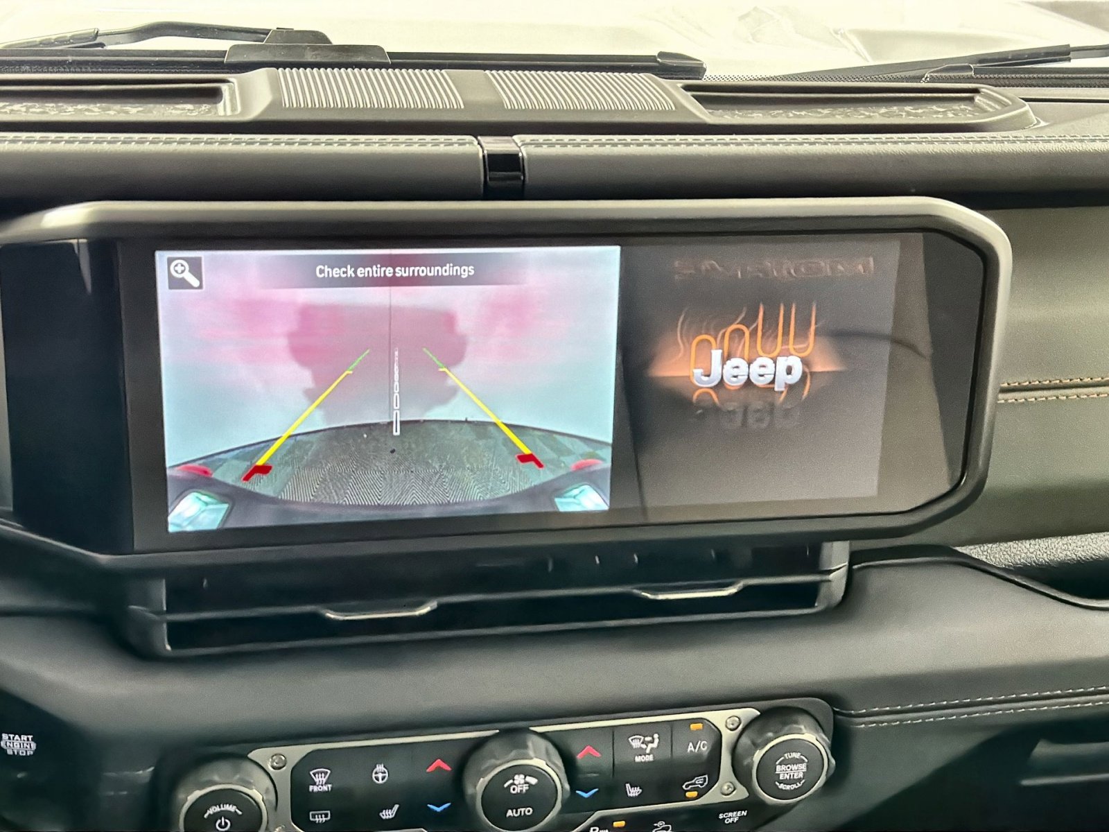 Used 2025 Jeep Gladiator Mojave w/ Safety Group image 19