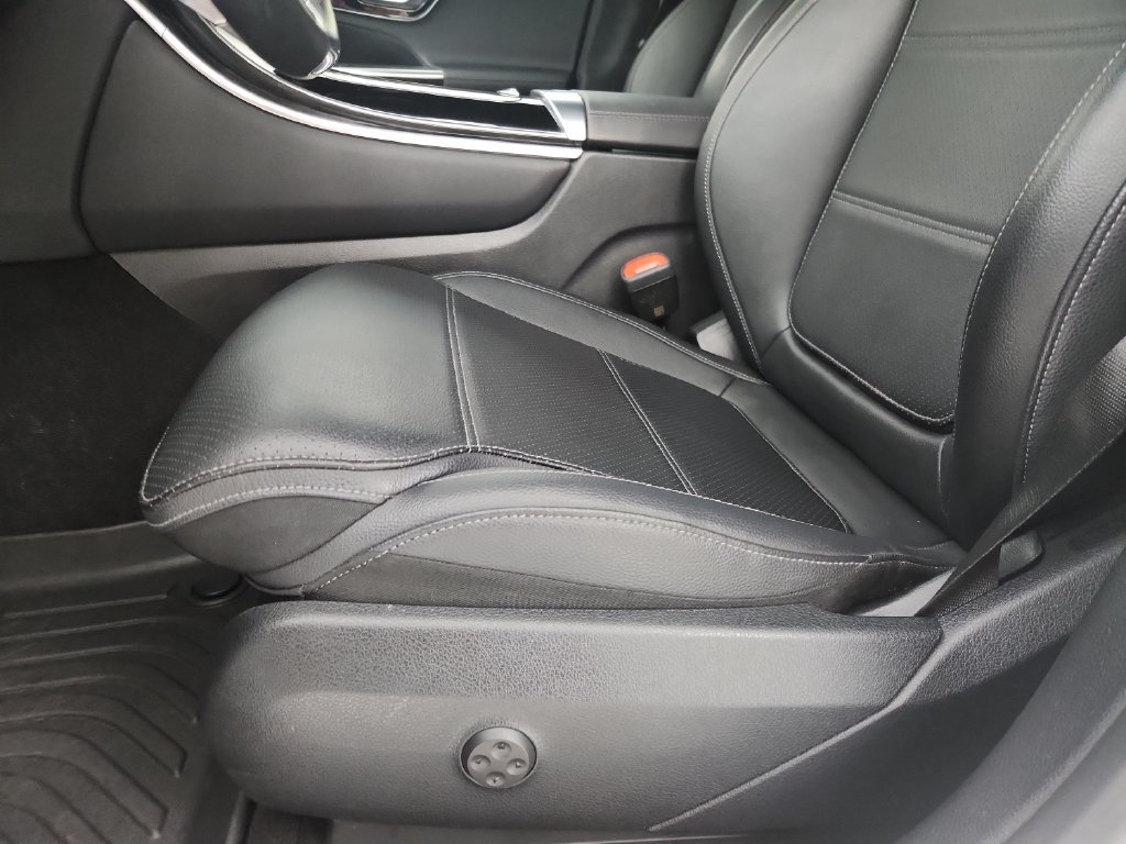 Used 2025 Mercedes-Benz GLC 300 4MATIC image 22