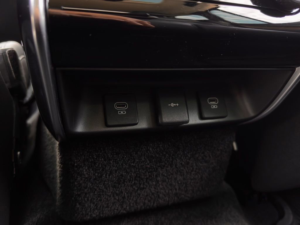 Used 2023 Land Rover Range Rover SE image 25