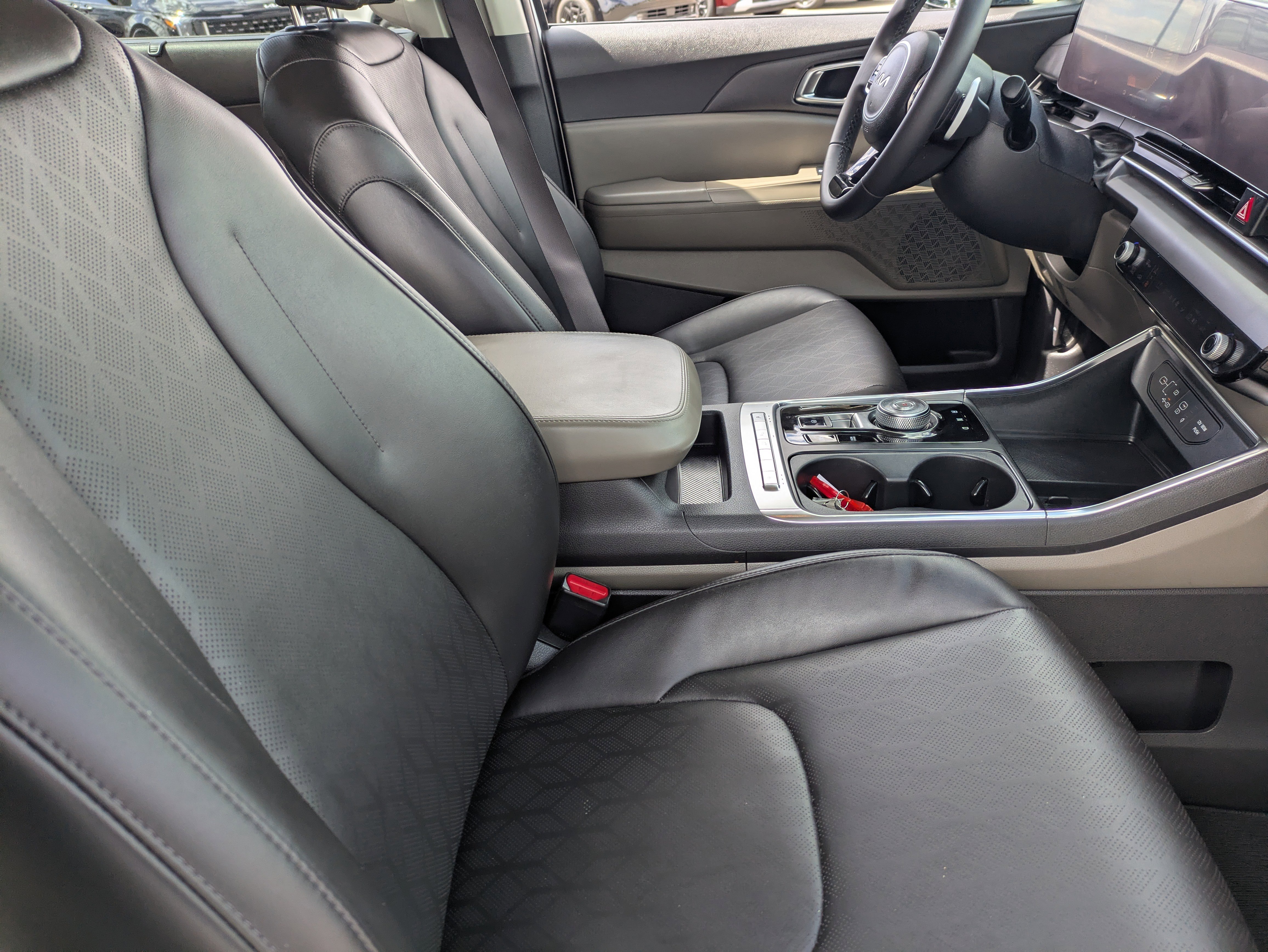 Certified 2025 Kia Carnival EX image 12