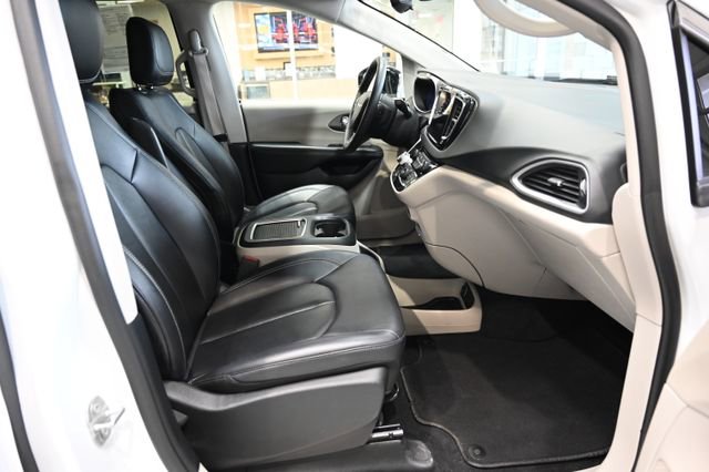 Used 2024 Chrysler Pacifica Touring-L FWD image 10