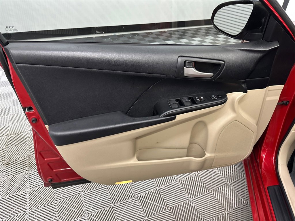 Used 2014 Toyota Camry L image 10
