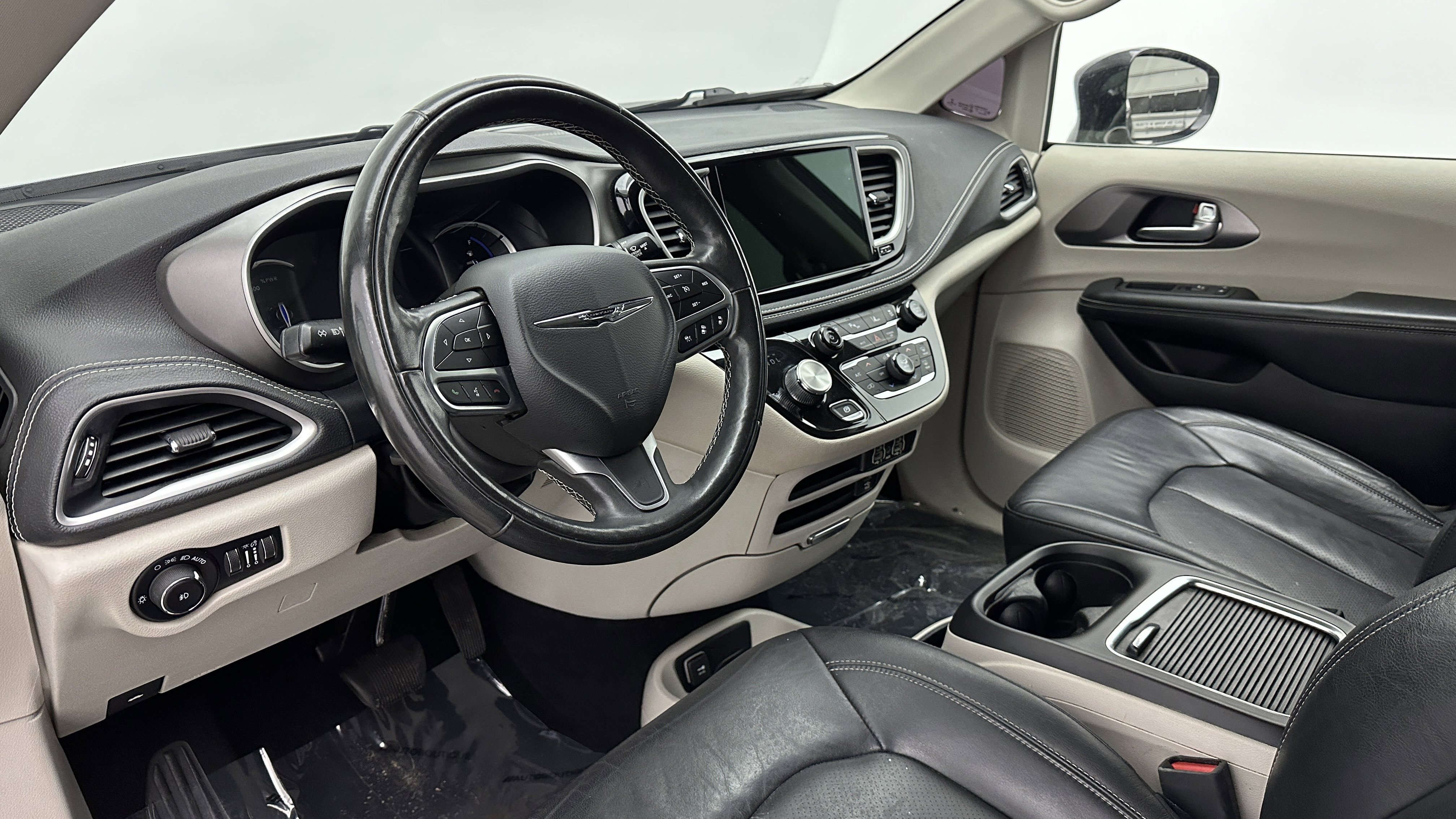 Used 2022 Chrysler Pacifica Touring-L w/ Uconnect Theater Family Group image 8