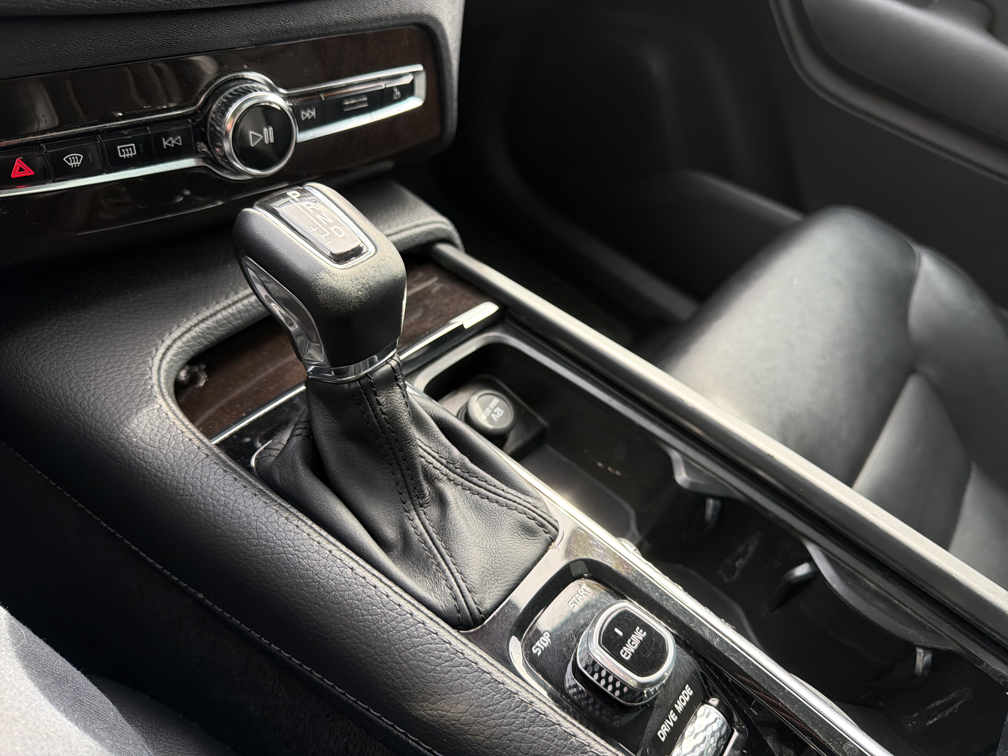 Used 2017 Volvo XC90 T5 Momentum w/ Vision Package image 26