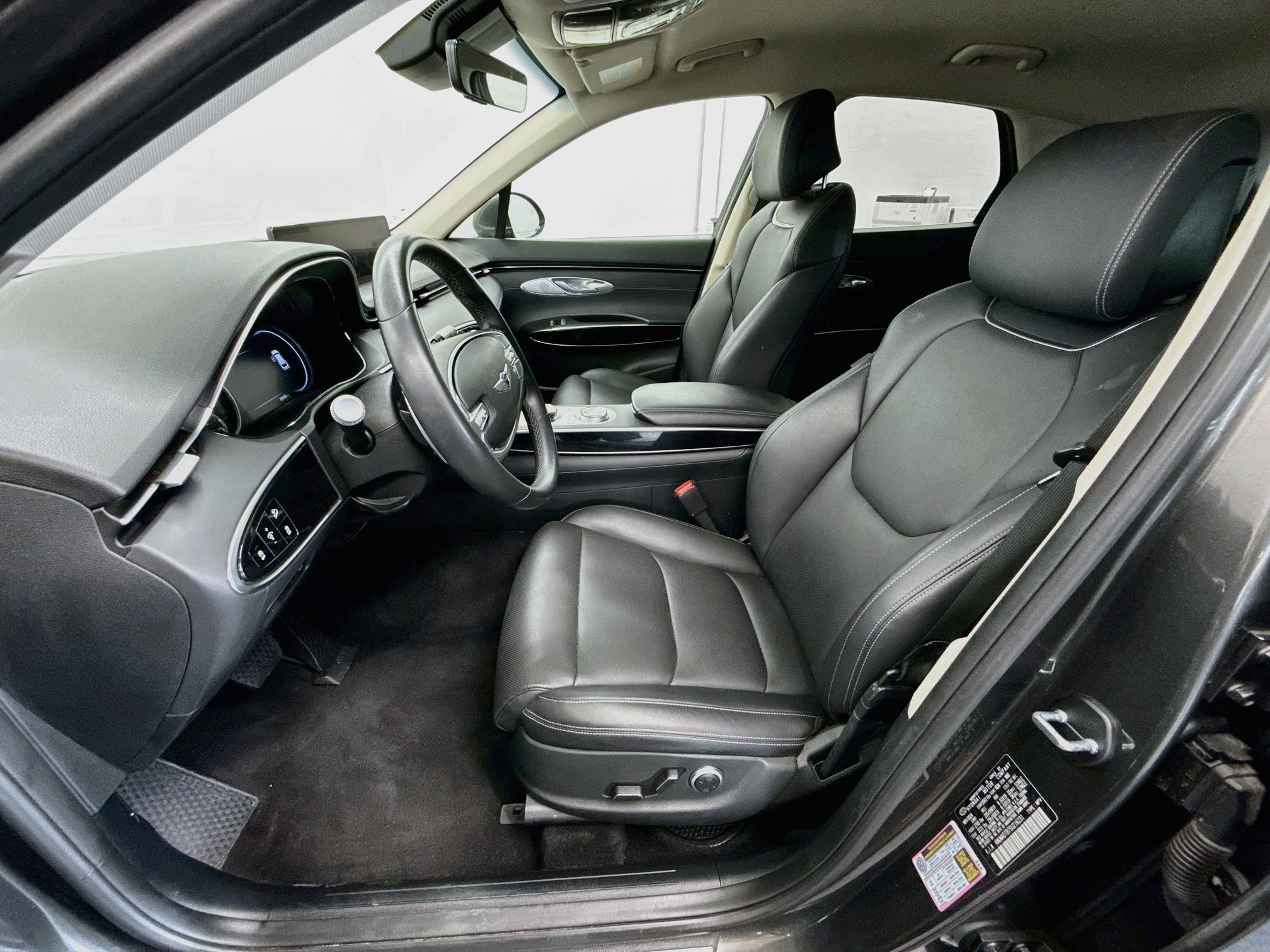 Used 2025 Genesis GV70 2.5T AWD/4WD image 13