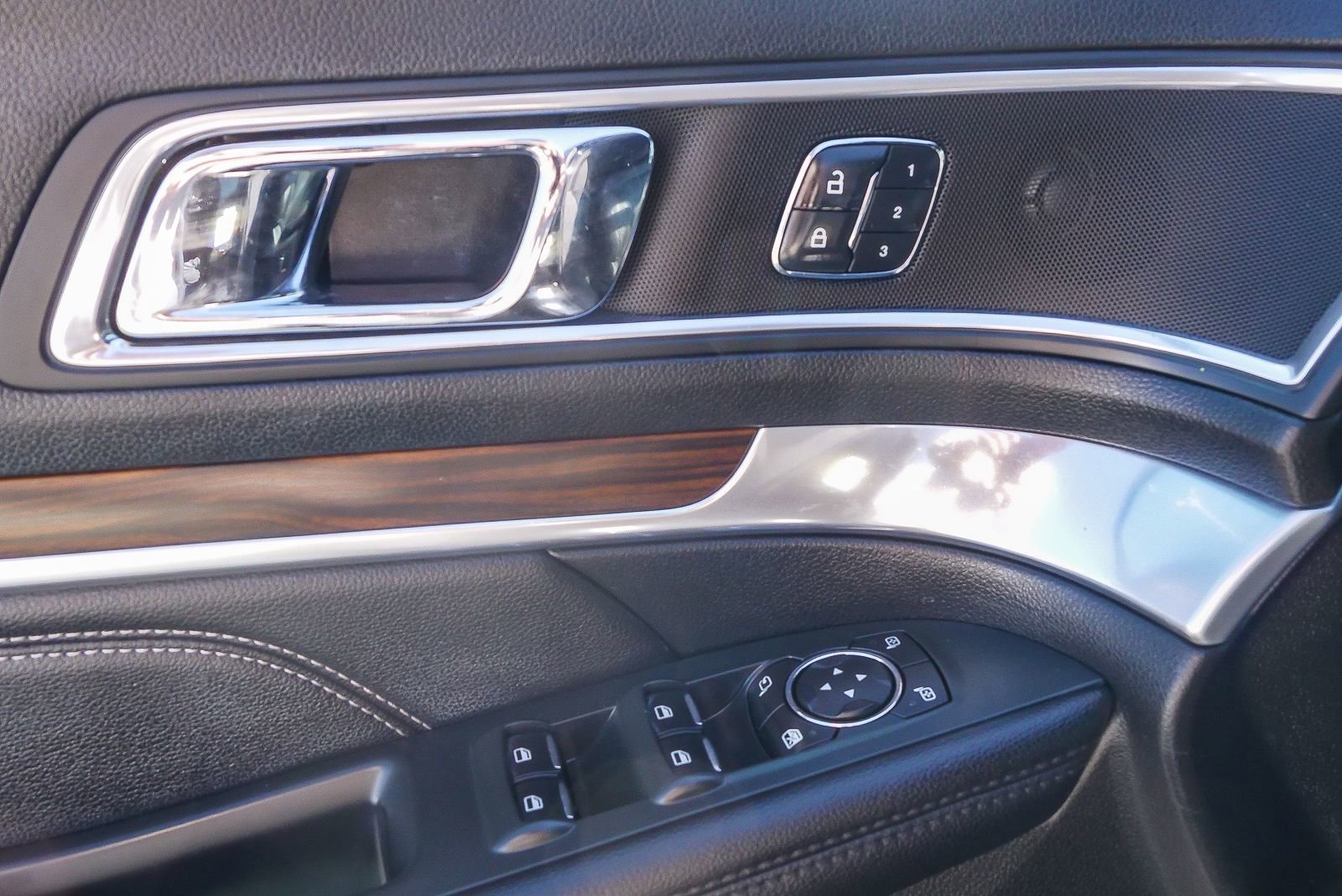 Used 2018 Ford Explorer Limited image 19