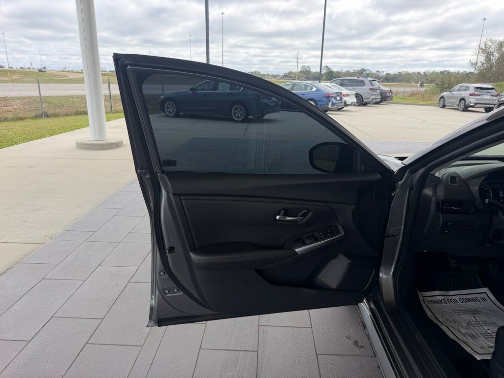 Used 2023 Nissan Sentra SR w/ Midnight Edition Package image 10