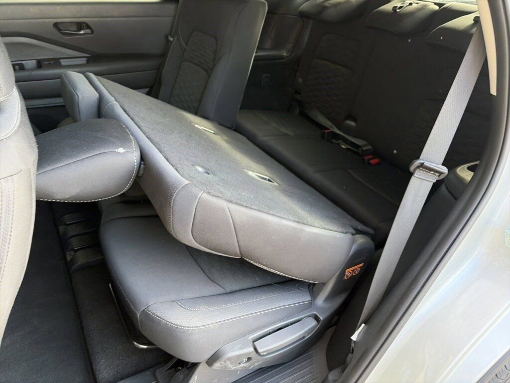 Certified 2025 Nissan Pathfinder SV image 32