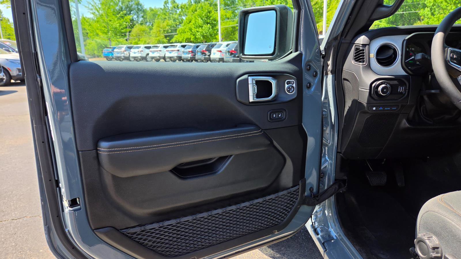 Used 2024 Jeep Wrangler Sahara image 25