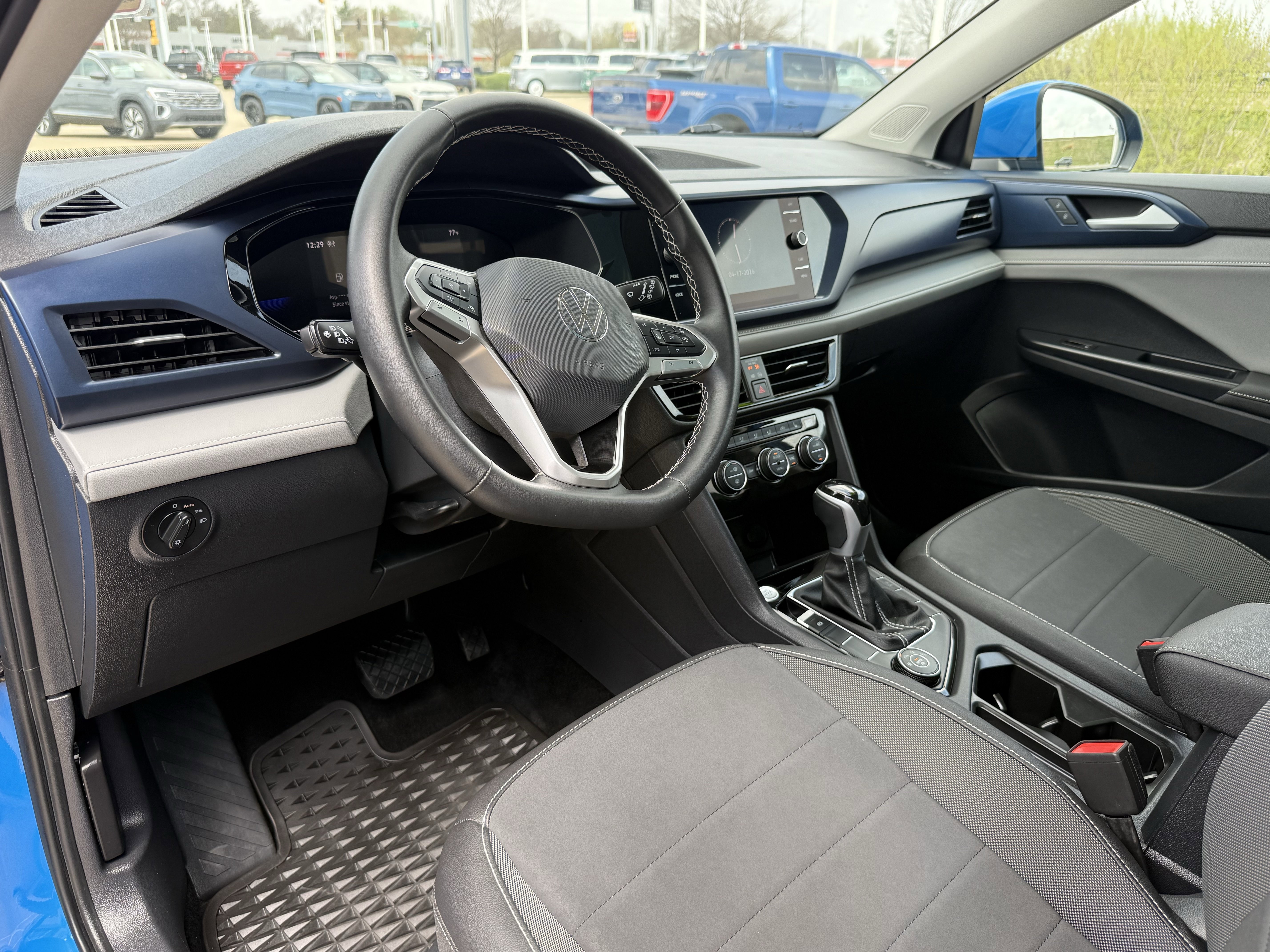 Used 2024 Volkswagen Taos SE w/ Panoramic Sunroof Package AWD/4WD image 11