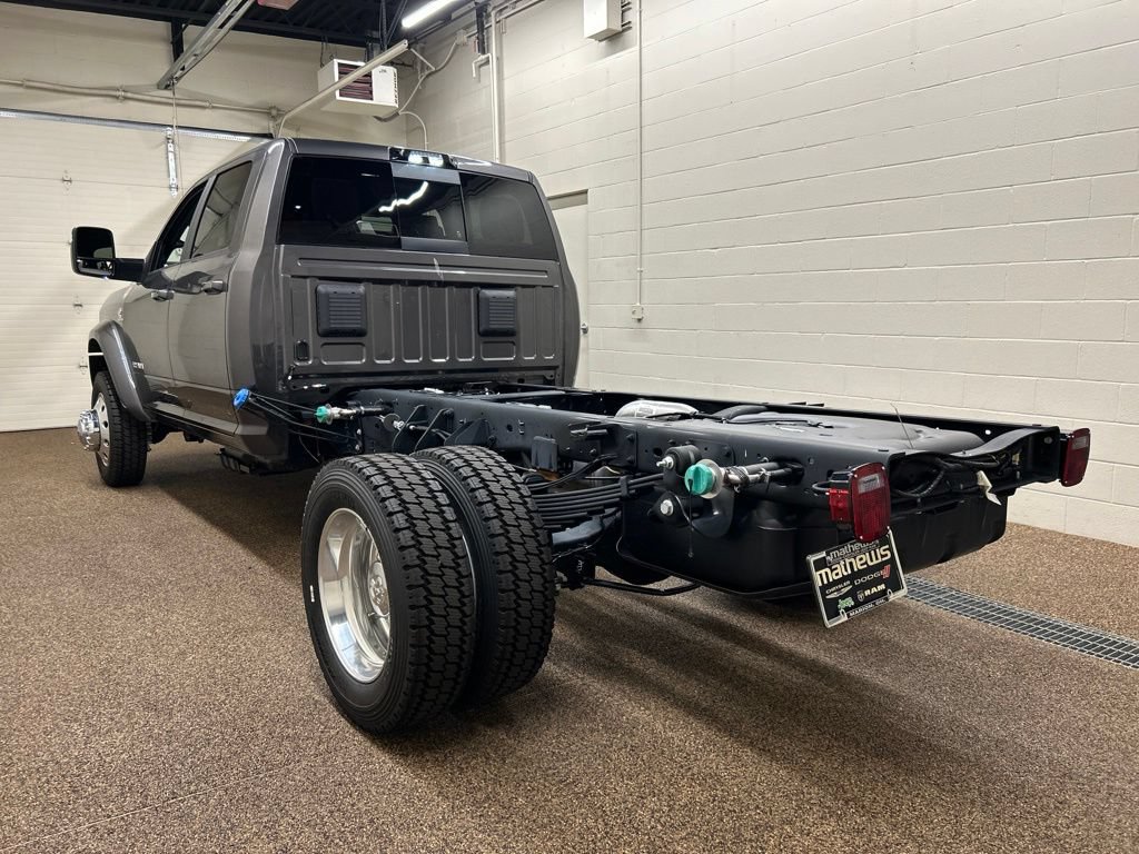 New 2026 RAM 4500 4x4 Crew Cab DRW w/ Laramie Trim Package image 4