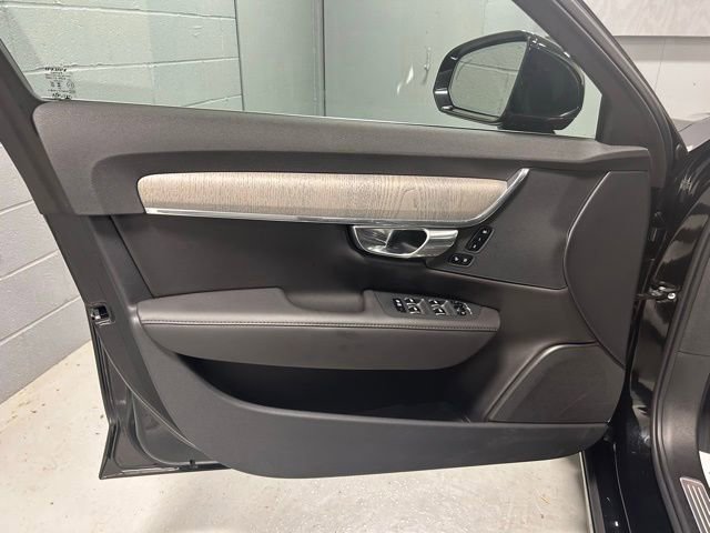 Used 2025 Volvo S90 T8 Plus image 7