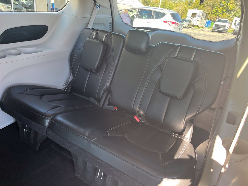 Used 2023 Chrysler Pacifica Touring-L FWD image 7