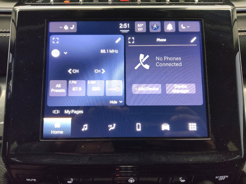 Used 2023 Jeep Grand Cherokee Laredo w/ Luxury Tech Group I AWD/4WD image 25