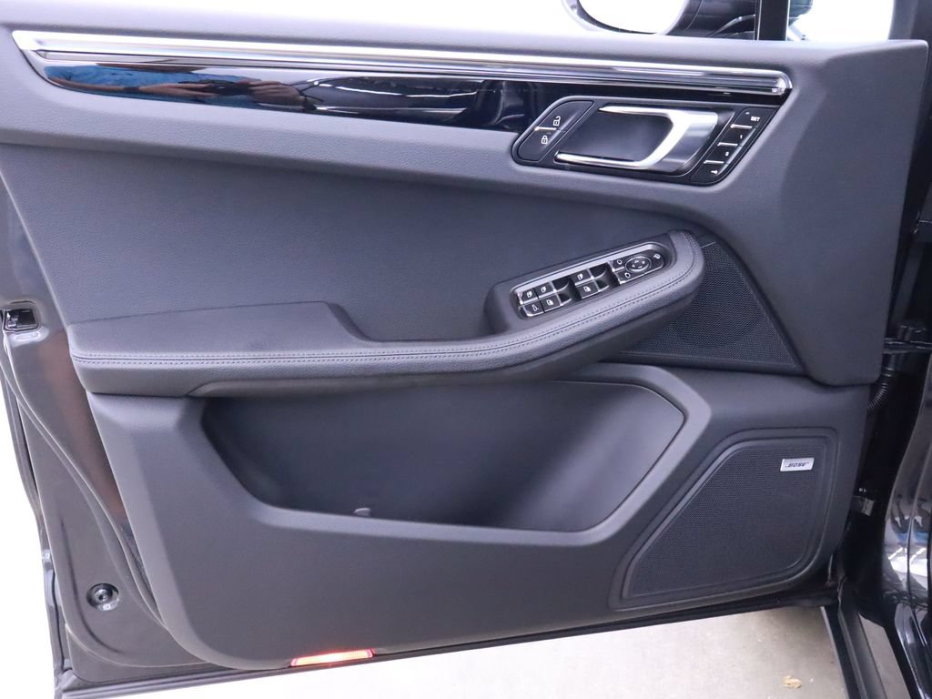 Used 2025 Porsche Macan AWD/4WD image 24