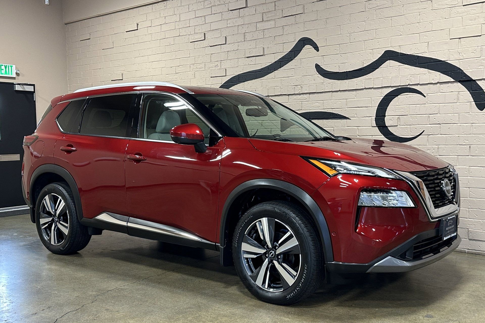 Used 2023 Nissan Rogue SL w/ SL Premium Package image 2